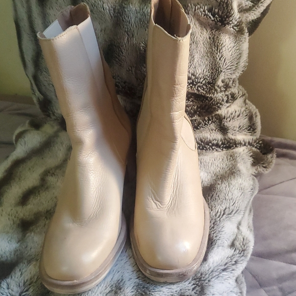 Free People Essential Chelsea Leather Boots Mildly Distressed Cream Size 38 - Picture 3 of 12